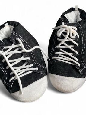 Black & white slipper sneakers with white laces and fur lining size 5/6